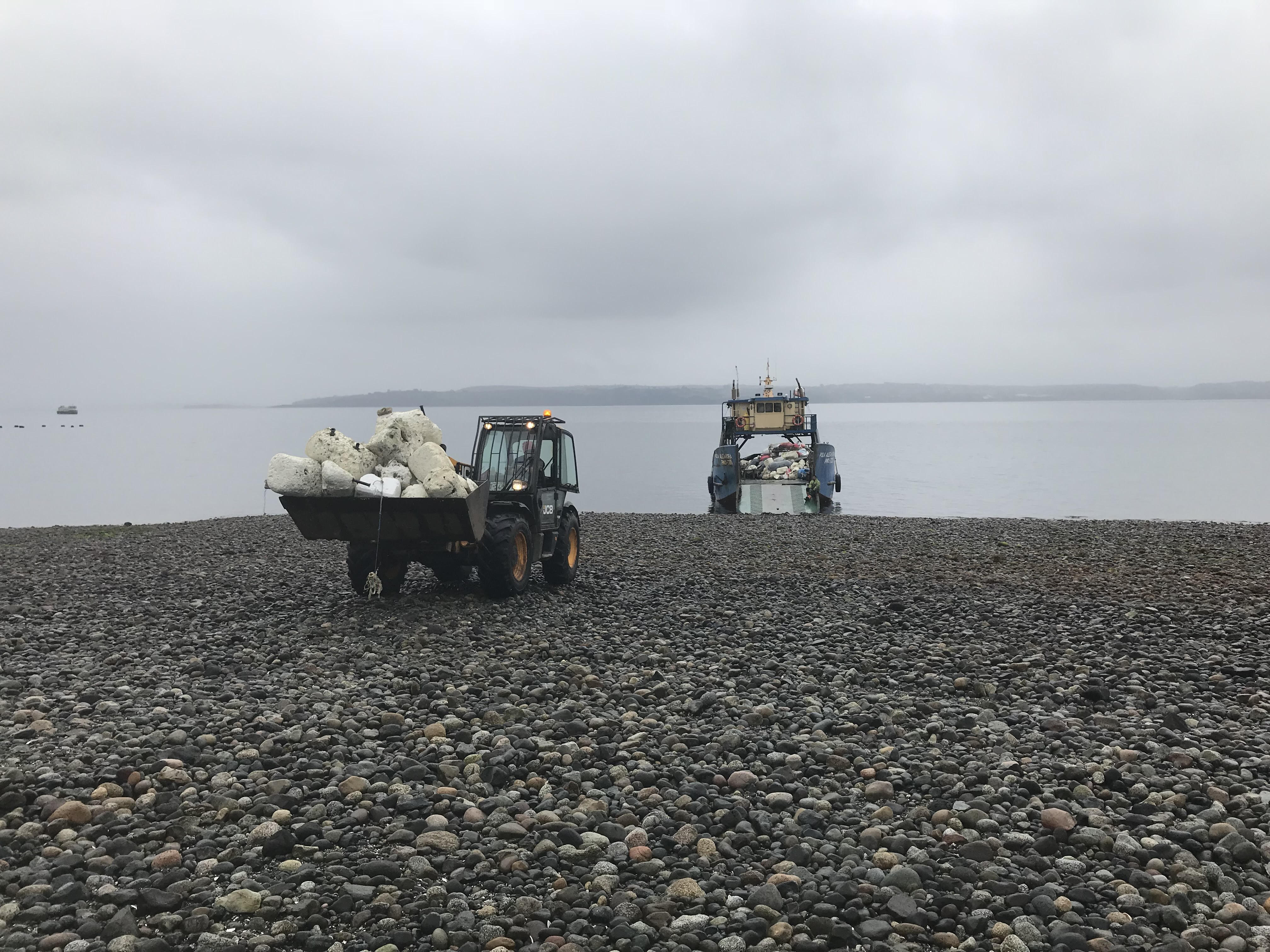 Retiran más de dos toneladas de plumavit y residuos en isla Huar